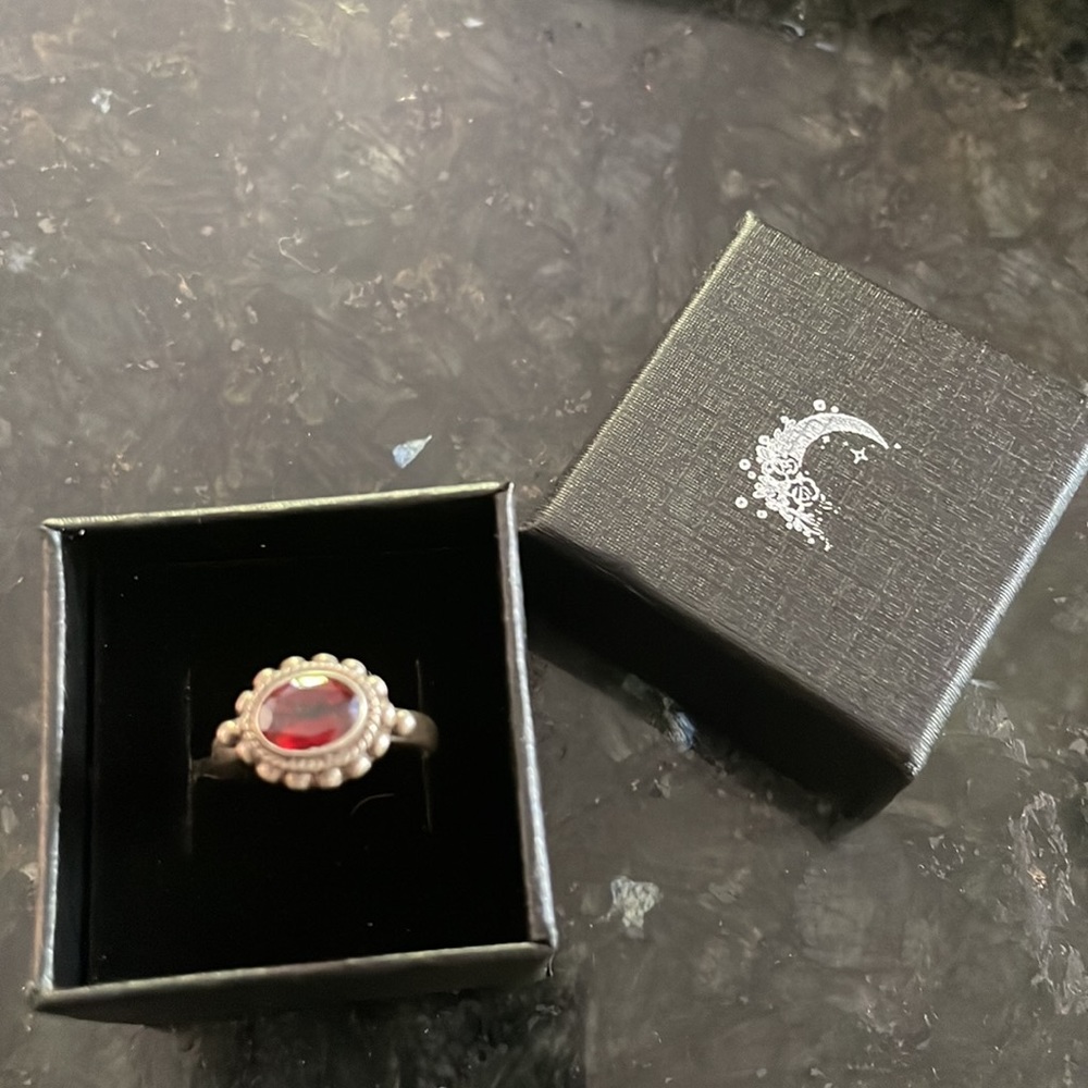 Sterling NEW silver garnet ring SZ 7.5 Stamped 925.  Absolutely gorgeous - Picture 6 of 11